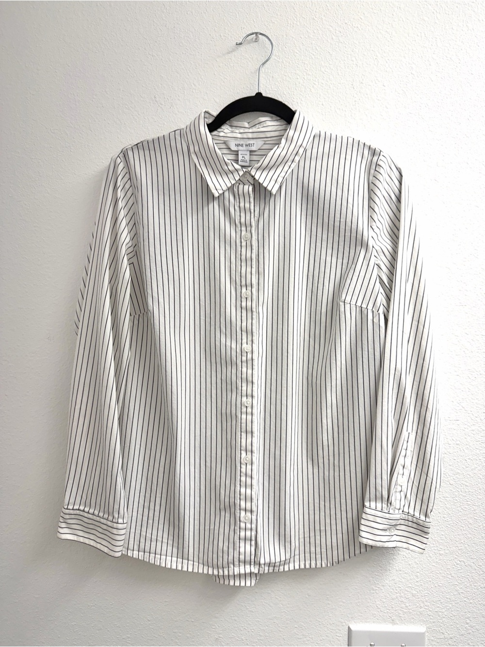 Nine West women’s long sleeve White relaxed button down size Large (petite)